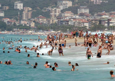 Antalya nüfusu kadar turist ağırladı!