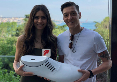 Mesut Özil ve Amine Gülşe'den anlamlı hareket