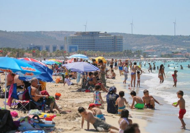 İzmir plajında bayram yoğunluğu