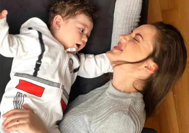 Fahriye Evcen, oğlu Karan ile ilk kez fotoğraf paylaştı