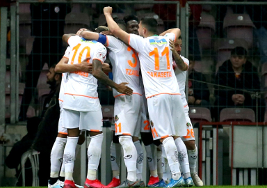 Galatasaray kupadan elendi, Alanya yarı finalde