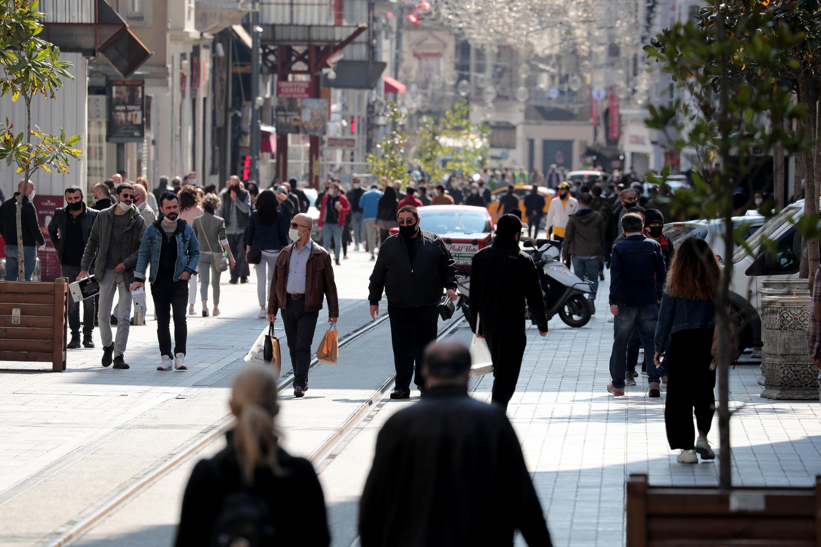 1588864747502-ek-fotograflar-istiklal-caddesi-bugun-de-kalabalik-7813-dhaphoto-2-min