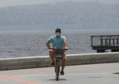 İzmir'de maske takma zorunluluğu getirildi