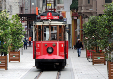 Taksim'de nostaljik tramvay seferleri başladı