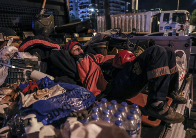 İzmir'de arama kurtarma ekiplerinin zorlu mesaisi