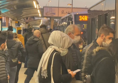 Metrobüs durağında yoğunluk: Tıkış tıkış gittiler