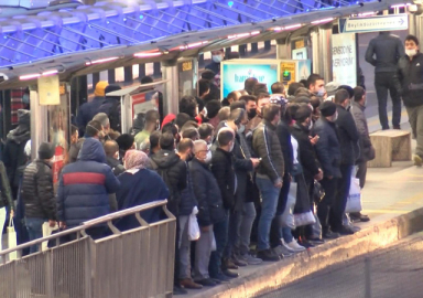 Cevizlibağ Metrobüs Durağında korkutan manzara