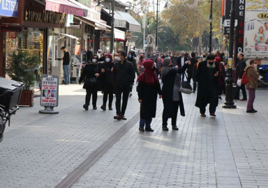 Edirne'de yoğun caddelere kişi sınırlaması: 4 metrekareye 1 kişi