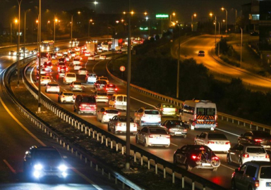 İstanbul'da hafta sonu kısıtlaması öncesi trafikte yoğunluk