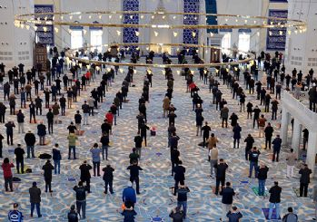 Cuma namazı sonrası tüm camilerde yağmur duası edildi