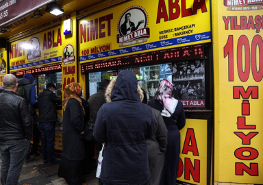 Yılbaşı bileti almak isteyenler 'Nimet Abla' gişesi önünde sıraya girdi