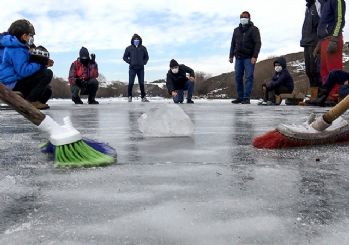 Çocuklar buz tutan Kars Çayı'nda curling oynadı