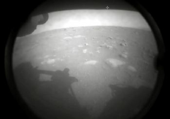 NASA kaşifi Kızıl Gezegen'e indi! Mars'tan ilk fotoğraf...