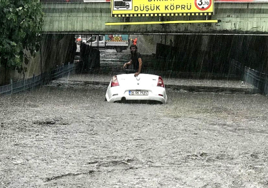 İstanbul'da sağanak hayatı felç etti