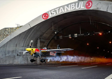 Dario Costa, İstanbul'daki tünellerden uçakla geçti, rekor kırdı