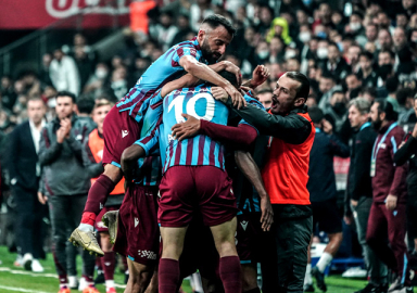 Dev maçı kazanan Trabzonspor zirveye yerleşti! 2-1