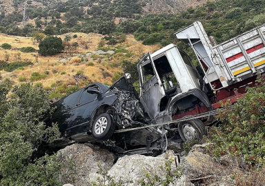 İbrahim Tatlıses trafik kazası geçirdi, araçta sıkıştı