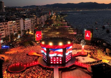 İzmir'de 100. yıl çoşkusu! Tarkan konserine akın ettiler