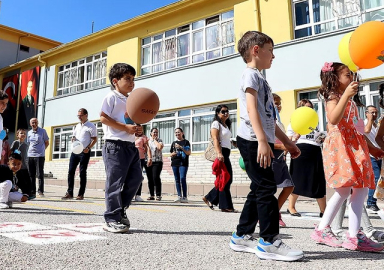 19 milyon öğrenci ders başı yaptı