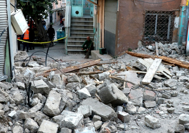 İzmir'deki depremden acı haber! Balkondan atlayan genç vefat etti