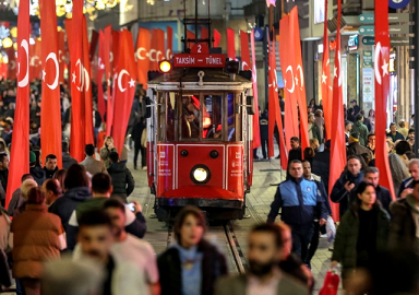 İstiklal Caddesi'nde bomba yasağı! Sokak müzisyenliği de yasaklandı