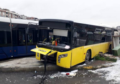 İstanbul'da tramvay otobüsle çarpıştı! Yaralılar var