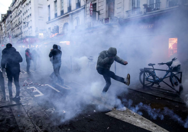 Paris sokakları karıştı: Terör örgütü PKK yanlıları polise saldırdı