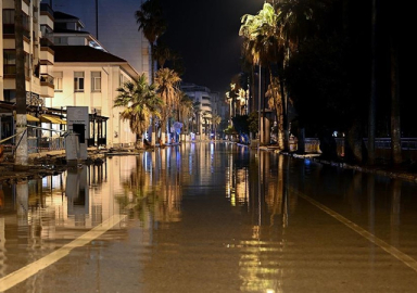 Deniz seviyesi yükseldi, caddeler su altında kaldı