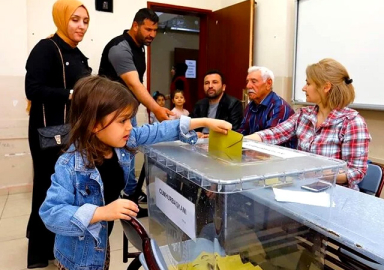 Türkiye sandık başında! Oy verme işlemi başladı