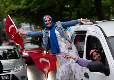 Seçim zaferi dünya manşetlerinde: Açık ara zafer!