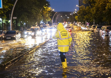 Ankara'da sağanak sele döndü! Araçlar mahsur kaldı