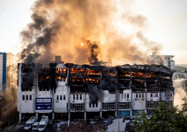 Başakşehir'de 6 katlı fabrikada yangın çıktı: Müdahale sürüyor