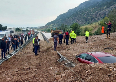 Kara yolunda heyelan! İki araç toprak altında kaldı