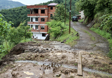 Karadeniz'de sel felaketi! Dereler taştı, yollar göle döndü, evleri su bastı