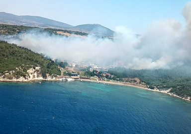 İzmir'de iki orman yangını birden: Evler tahliye ediliyor