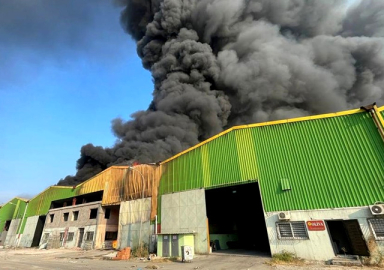 Adana'da fabrika yangını: Başka fabrikaya da sıçradı