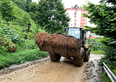 Rize’de heyelan felaketi! Evler boşaltıldı, yol çöktü