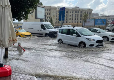 İstanbul'da sağanak alarmı! Tramvay seferleri iptal edildi