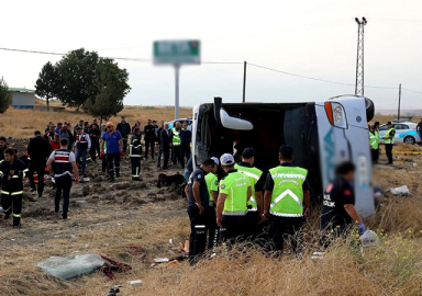 Amasya'da yolcu otobüsü devrildi: Ölü ve yaralılar var