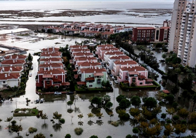 İzmir'de deniz taştı! Sokaklar göle döndü