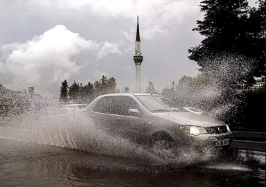 İstanbul'u sağanak ve fırtına vurdu: 1 kişi hayatını kaybetti