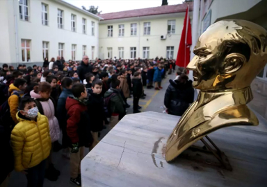 Okullar şehitler için bir dakikalık saygı duruşuyla açıldı