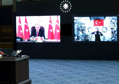 Ve uzayda ilk canlı bağlantı! Erdoğan, ilk Türk astronot Gezeravcı ile görüştü