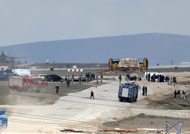 Konya'da Türk Yıldızları uçağı düştü