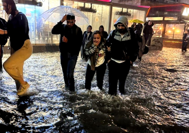 Ankara'yı sel aldı! Araçlar suya gömüldü yollar göle döndü