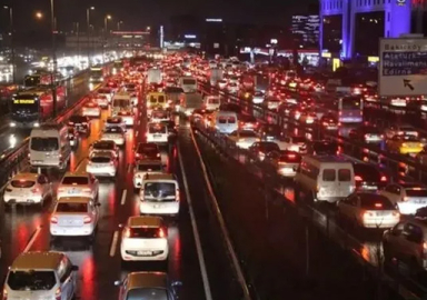 İstanbul'da trafik kilit! Yoğunluk yüzde 90'a ulaştı