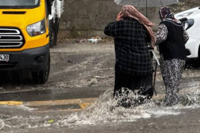 İzmir’de sağanak yağış hayatı felç etti