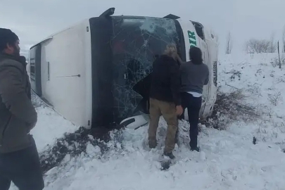 Son dakika haberi: Kars'ta yolcu otobüsü devrildi: Çok sayıda yaralı var