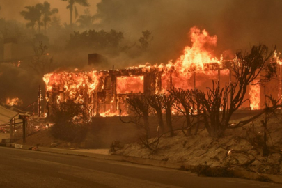 California'nın güneyini saran dev yangın: 30 bin kişi tahliye edildi