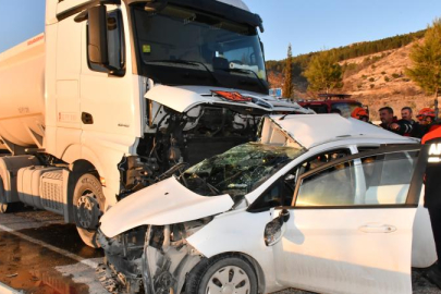 Adıyaman'da yakıt tankeri ile otomobil çarpıştı: 3 ölü